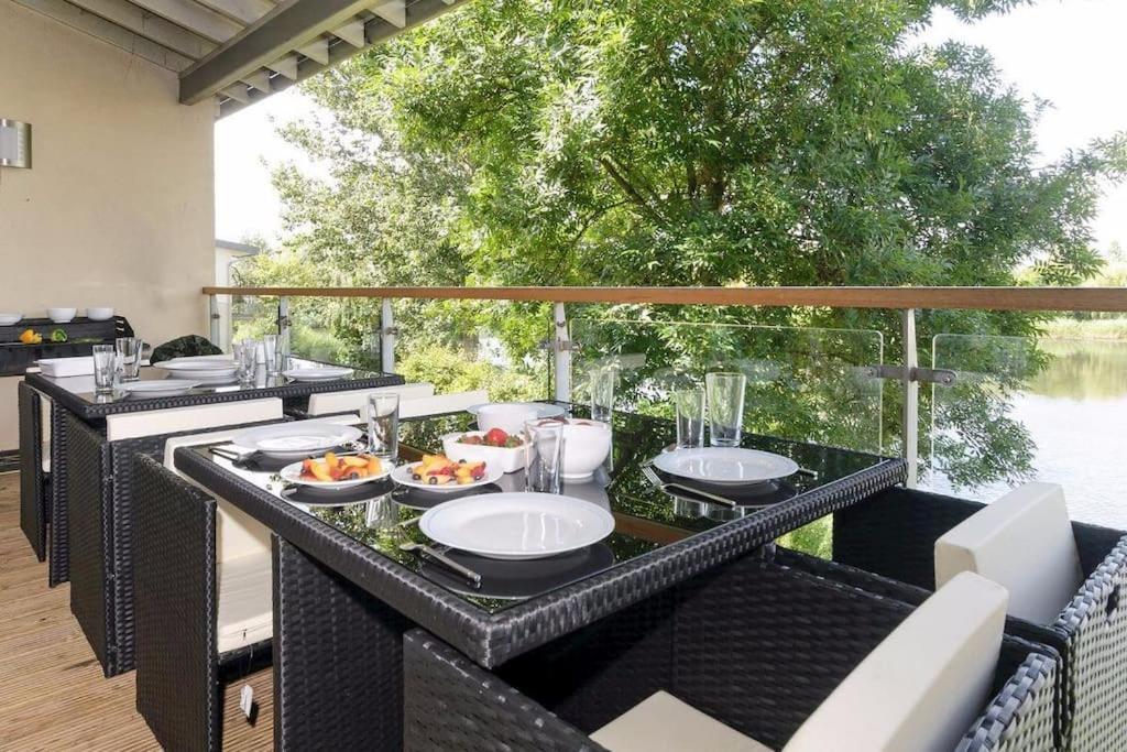 Cotswolds Lake Side Home With Luxury Spa Swallows Nest,Lower Mill Estate, Lakeside Home And Spa With A Harry Potter Cupboard Under The Stairs Somerford Keynes 외부 사진
