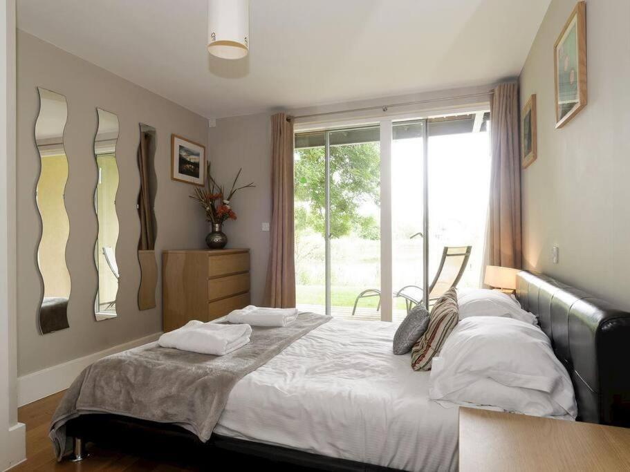 Cotswolds Lake Side Home With Luxury Spa Swallows Nest,Lower Mill Estate, Lakeside Home And Spa With A Harry Potter Cupboard Under The Stairs Somerford Keynes 외부 사진