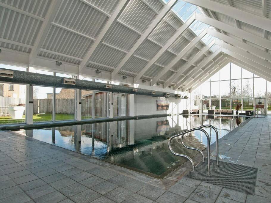 Cotswolds Lake Side Home With Luxury Spa Swallows Nest,Lower Mill Estate, Lakeside Home And Spa With A Harry Potter Cupboard Under The Stairs Somerford Keynes 외부 사진