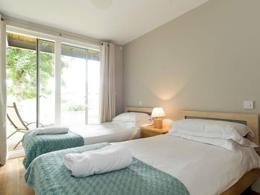 Cotswolds Lake Side Home With Luxury Spa Swallows Nest,Lower Mill Estate, Lakeside Home And Spa With A Harry Potter Cupboard Under The Stairs Somerford Keynes 외부 사진