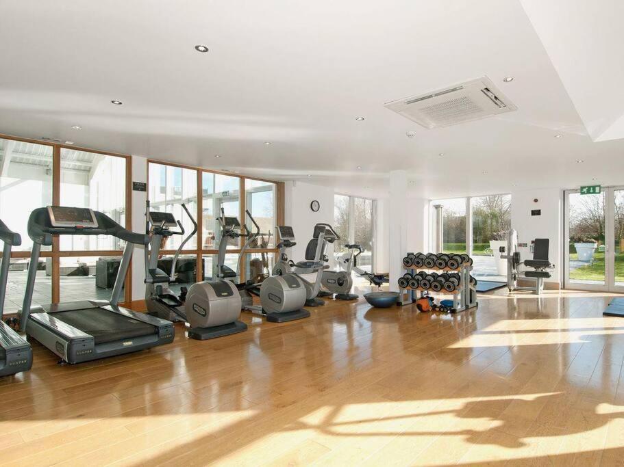 Cotswolds Lake Side Home With Luxury Spa Swallows Nest,Lower Mill Estate, Lakeside Home And Spa With A Harry Potter Cupboard Under The Stairs Somerford Keynes 외부 사진