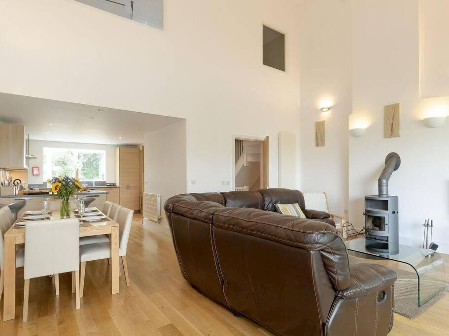 Cotswolds Lake Side Home With Luxury Spa Swallows Nest,Lower Mill Estate, Lakeside Home And Spa With A Harry Potter Cupboard Under The Stairs Somerford Keynes 외부 사진