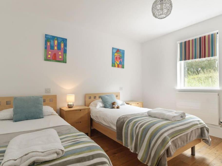 Cotswolds Lake Side Home With Luxury Spa Swallows Nest,Lower Mill Estate, Lakeside Home And Spa With A Harry Potter Cupboard Under The Stairs Somerford Keynes 외부 사진