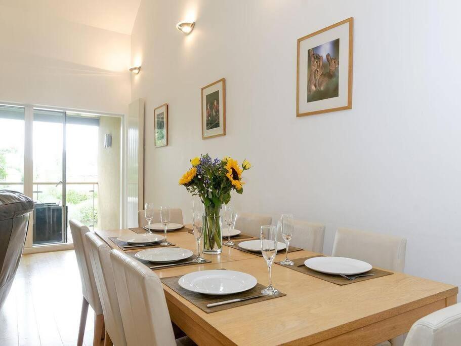 Cotswolds Lake Side Home With Luxury Spa Swallows Nest,Lower Mill Estate, Lakeside Home And Spa With A Harry Potter Cupboard Under The Stairs Somerford Keynes 외부 사진