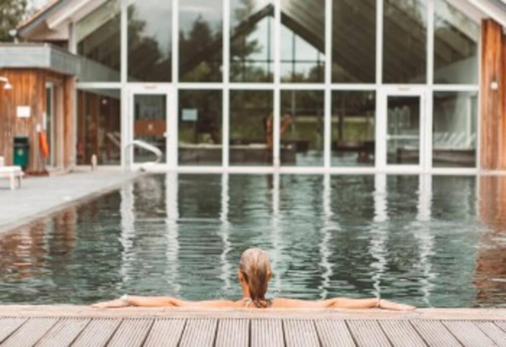 Cotswolds Lake Side Home With Luxury Spa Swallows Nest,Lower Mill Estate, Lakeside Home And Spa With A Harry Potter Cupboard Under The Stairs Somerford Keynes 외부 사진