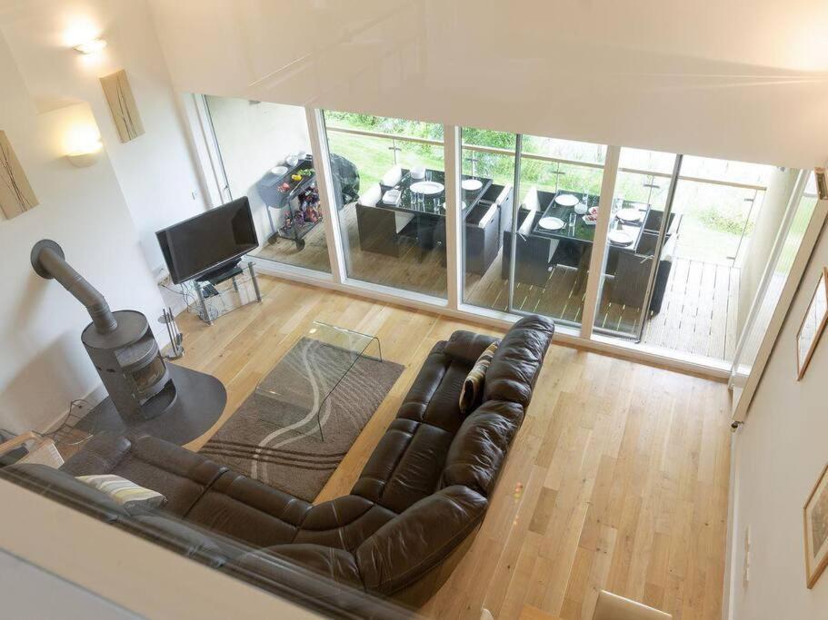 Cotswolds Lake Side Home With Luxury Spa Swallows Nest,Lower Mill Estate, Lakeside Home And Spa With A Harry Potter Cupboard Under The Stairs Somerford Keynes 외부 사진